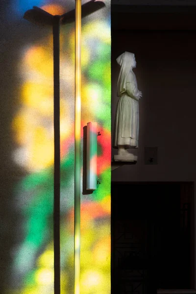 Statuia Fecioarei Maria Într Biserică Luminată Vitralii Colorate — Fotografie, imagine de stoc