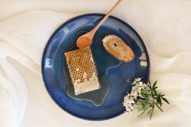 Beyaz bir masada bal ve bal peteği