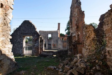 Fransa 'nın Oradour sur Glane köyünün yıkıntısı, eski bir savaş katliamının kalıntısı.