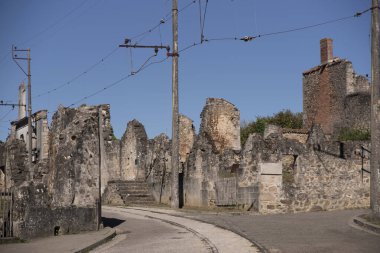 Fransa 'nın Oradour sur Glane köyünün yıkıntısı, eski bir savaş katliamının kalıntısı.