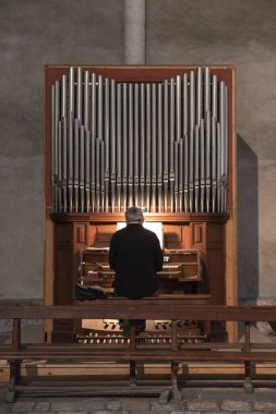 Bir adam kilisede org çalıyor.