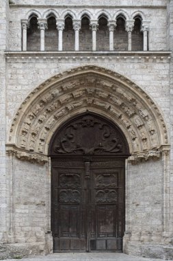 Blois, Fransa 'daki eski yeşil ahşap kapının ayrıntıları.