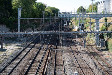 Tren rayları ve kırmızı ışık kontrol sistemi
