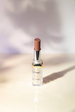 Parlak arkaplanı olan ruj tüpünü aç