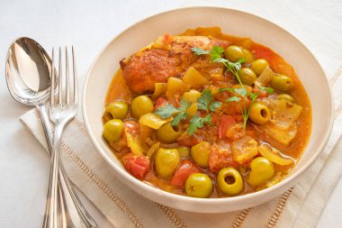 Tavuklu, limonlu ve zeytinli geleneksel tagine tabağı