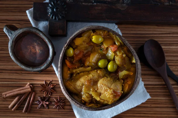 Piring Tagine Tradisional Dengan Ayam Lemon Dan Zaitun — Stok Foto