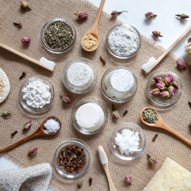 Ev yapımı organik ve ekolojik diş macunu ve bambu diş fırçası.