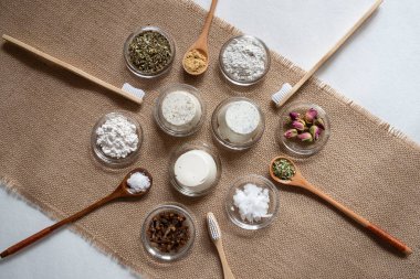 Ev yapımı organik ve ekolojik diş macunu ve bambu diş fırçası.