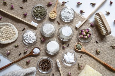 Ev yapımı organik ve ekolojik diş macunu ve bambu diş fırçası.