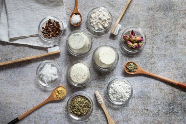 Ev yapımı organik ve ekolojik diş macunu ve bambu diş fırçası.