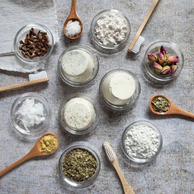 Ev yapımı organik ve ekolojik diş macunu ve bambu diş fırçası.