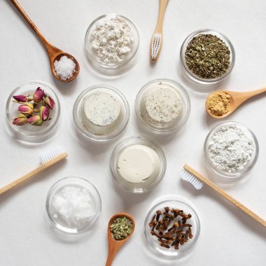 Ev yapımı organik ve ekolojik diş macunu ve bambu diş fırçası.