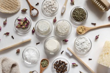 Ev yapımı organik ve ekolojik diş macunu ve bambu diş fırçası.