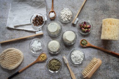 Ev yapımı organik ve ekolojik diş macunu ve bambu diş fırçası.