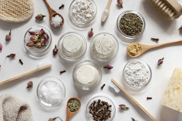 Ev yapımı organik ve ekolojik diş macunu ve bambu diş fırçası.