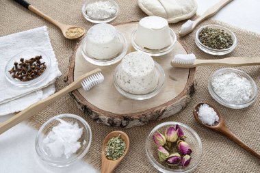 Ev yapımı organik ve ekolojik diş macunu ve bambu diş fırçası.