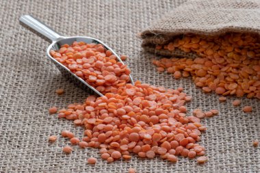 Çiğ turuncu mercimeklere yakın çekim