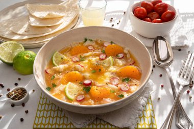 Balık ve narenciye parçalarıyla Peru ceviche 'sine yakın plan.