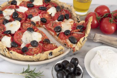 Siyah zeytin ve peynirli ev yapımı domates turtası.