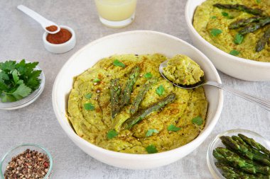 Kuşkonmaz ve soya peynirli vejetaryen turtası.