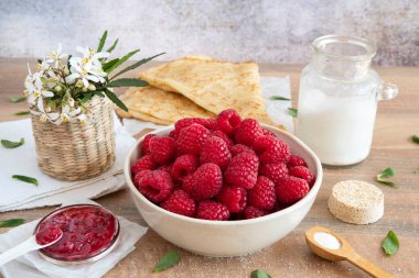 Yakın plan taze, olgun, kırmızı ahududu tabakta.