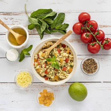 Etrafını saran malzemelerle dolu bir tabbouleh tabağının yakın çekimi.