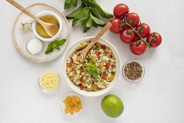 Etrafını saran malzemelerle dolu bir tabbouleh tabağının yakın çekimi.