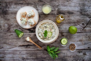 Yoğurt, salatalık, nane ve diğer malzemelerle Akdeniz Tzatziki hazırlığı