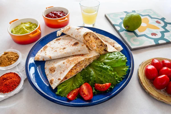 Meksika quesadillas yakın çekim, guacamole, domates ve baharatlar ile