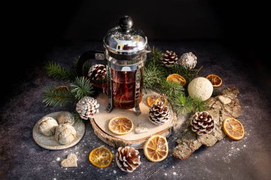 Geleneksel Noel süslemeli kırmızı çay fincanı