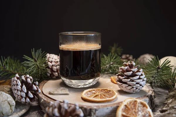 クリスマスの装飾が施された伝統的なコーヒーカップ — ストック写真
