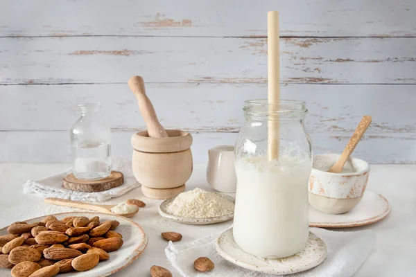 Primer Plano Leche Almendras Casera Con Una Paja Ecológica Bambú — Foto de Stock