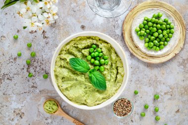 Bir tabak bezelye püresinin yakın çekimi.