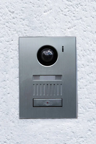 用对讲机和监控摄像头对一座房子的门铃进行特写 — 图库照片