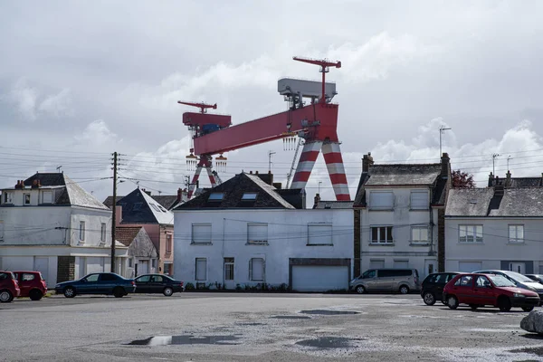 Crane Fransa Daki Saint Nazaire Limanında Konut Evlerinin Arkasında — Stok fotoğraf