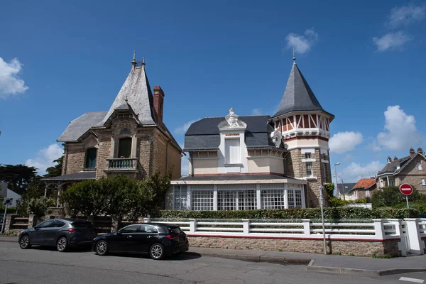 法国布列塔尼的一座旧石屋和一座木屋的建筑 — 图库照片