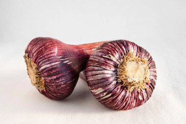 Bir baş pembe sarımsağı ve karanfillerini mutfak masasına yakın plan çek.