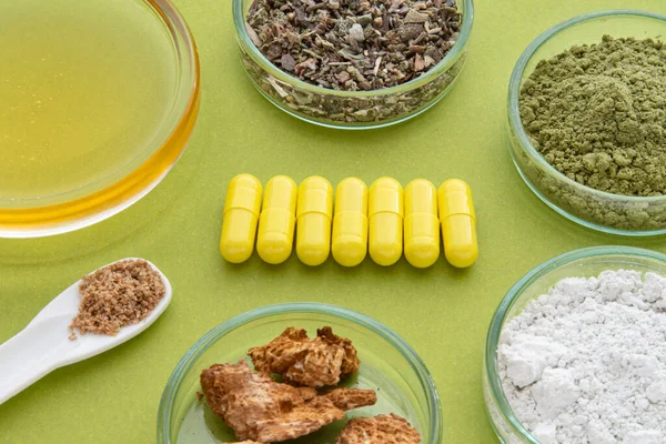 Primer Plano Los Medicamentos Con Ingredientes Tazas Alrededor — Foto de Stock