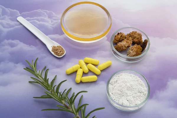 Primer Plano Los Medicamentos Con Ingredientes Tazas Alrededor — Foto de Stock