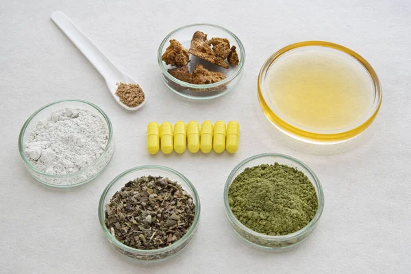 Primer Plano Los Medicamentos Con Ingredientes Tazas Alrededor — Foto de Stock