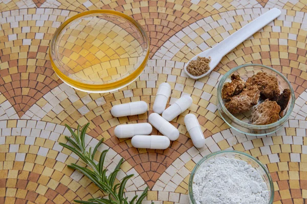 Primer Plano Los Medicamentos Con Ingredientes Tazas Alrededor — Foto de Stock