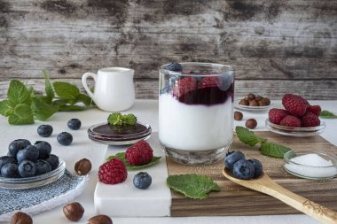 Taze yoğurt, yabanmersini ve ahududu.