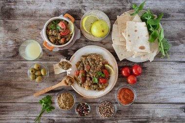 İçi havyar dolu havyar tabağı.