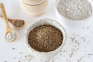 Yakın plan irmik ve darı unu.