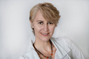 50 yaşında gülümseyen bir kadının portresi. 