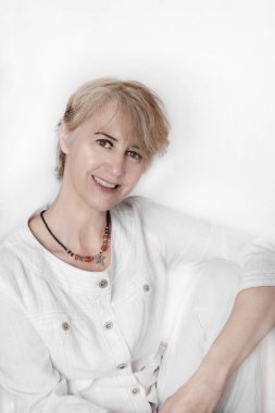 50 yaşında gülümseyen bir kadının portresi.