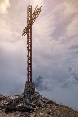 Fransa 'daki Alpler' de Chartreuse 'de bir dağın tepesindeki metal haç.