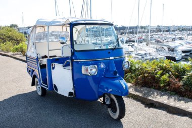 Brittany, Fransa 'da bir limanın yanındaki yolda bir triportöre yakın çekim