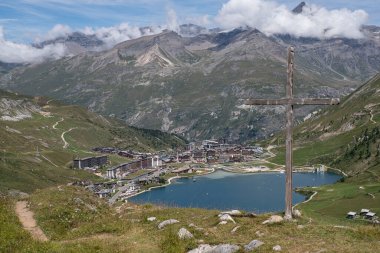 Fransa dağlarındaki Tignes tatil köyünün manzarası