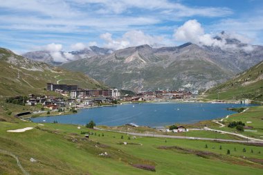 Fransa dağlarındaki Tignes tatil köyünün manzarası